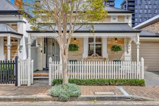 Casa Mia | 1880s Villa, 2 Carparks, Near Oval - 9