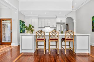 Casa Mia | 1880s Villa, 2 Carparks, Near Oval - 8