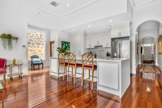 Casa Mia | 1880s Villa, 2 Carparks, Near Oval - 3
