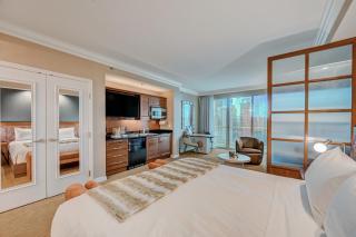 MGM Signature Luxury Jr Suite with Balcony Strip and Sphere Views - 9