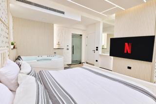 Luxury Studio with Private Jacuzzi Near City Stars - 8