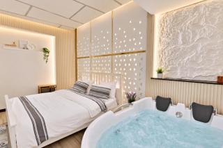Luxury Studio with Private Jacuzzi Near City Stars - 9