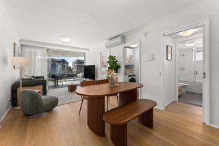2BR in South Bank with Parking, Hot Tub & Pool - 9
