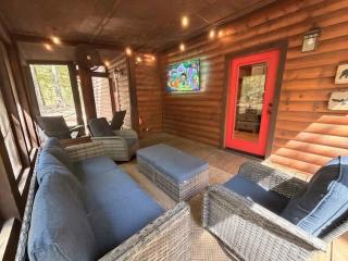 Classic Away From It All Hot Tub-Firepit-Arcade - 8