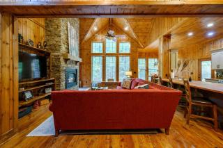 Classic Away From It All Hot Tub-Firepit-Arcade - 4