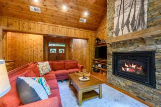 Classic Away From It All Hot Tub-Firepit-Arcade - 3