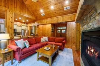 Classic Away From It All Hot Tub-Firepit-Arcade - 2