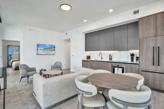 Luxury Miami Beach Condo with Ocean View & Pool - 8