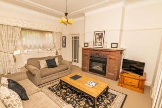 Hillside Cottage │ Comfy, Spacious, Walk to CBD & Stannies - 0