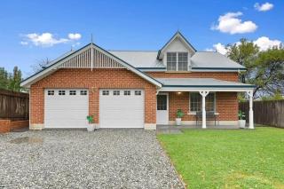 Peel St - Walk to CBD, Large Family Home - 0