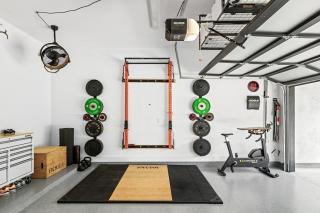 Supreme luxury home, walkable with sauna and gym - 2