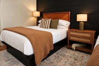 The Pines 3 Updated River Lodge - 4
