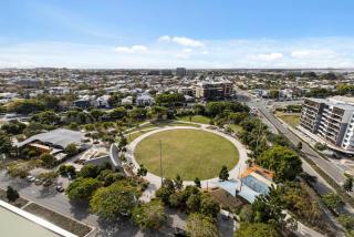 Riverside 1BR Apt with King Bed, Pool & Balcony - 2
