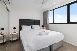 Riverside 1BR Apt with King Bed, Pool & Balcony - 7