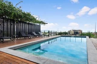 Riverside 1BR Apt with King Bed, Pool & Balcony - 6