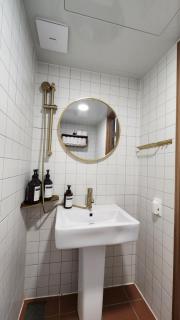 STAY HausDa Private Bathroom Queen Room All Picture Window - 3