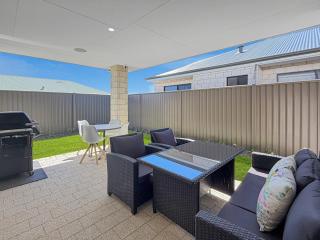 Family 4-Bed Retreat Near Mindarie Marina - 0