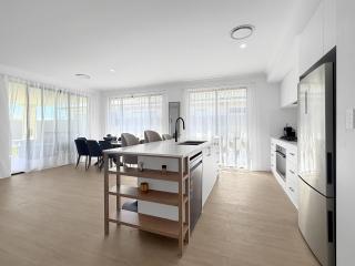 Family 4-Bed Retreat Near Mindarie Marina - 8