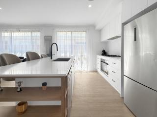 Family 4-Bed Retreat Near Mindarie Marina - 7