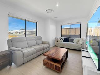 Family 4-Bed Retreat Near Mindarie Marina - 6