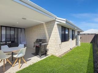 Family 4-Bed Retreat Near Mindarie Marina - 4