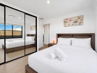 Family 4-Bed Retreat Near Mindarie Marina - 3
