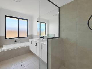 Family 4-Bed Retreat Near Mindarie Marina - 2