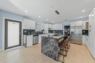 Modern Residence - Pool BBQ Arcade & Play Area - 4
