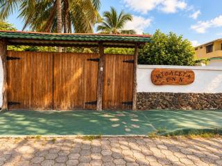 Big Villa AC WiFi 5BR Near Charles Darwin Station - 0