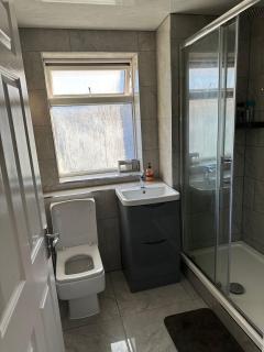 Charming Escape: 2BR Home with Parking - Aveley - 6