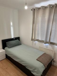 Charming Escape: 2BR Home with Parking - Aveley - 4