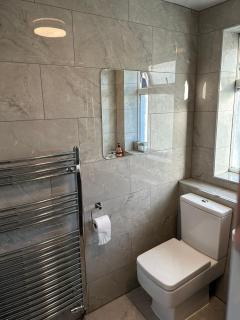 Charming Escape: 2BR Home with Parking - Aveley - 3