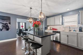 Fire Table Deck - 9 Min to Easton - Sleeps 8 - 2