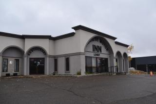 Lacombe Motor Inn - 1