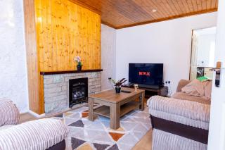 Charming 3BR House - Perfect for Group Stays - 9