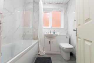 Charming 3BR House - Perfect for Group Stays - 3