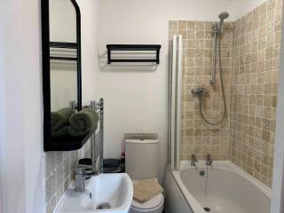Refurbished 2BR Flat in Historic Welsh Market Town - 3