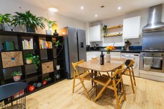 Modern Retreat - 2BD Apt with Lush Greenery at Sheffield - 7