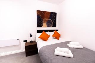 Modern 1BR Apt with City Views - Walk to Leeds CC - 9
