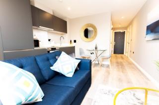 Modern 1BR Apt with City Views - Walk to Leeds CC - 8