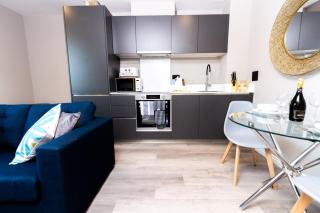 Modern 1BR Apt with City Views - Walk to Leeds CC - 7