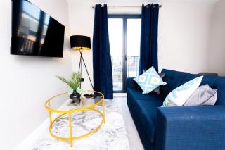 Modern 1BR Apt with City Views - Walk to Leeds CC - 3