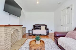Bright & Spacious 2BR Retreat in Tilbury - 6