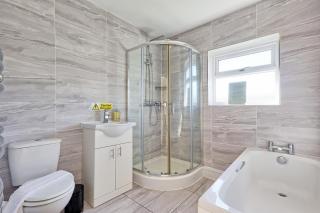 Bright & Spacious 2BR Retreat in Tilbury - 5