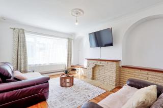 Bright & Spacious 2BR Retreat in Tilbury - 4