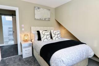 Spacious 2BR Haven Near Sheffield Centre - 4