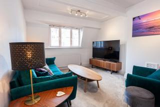 Family-Friendly 2 Bed Apartment in Oakwood - 9