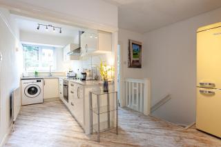 Family-Friendly 2 Bed Apartment in Oakwood - 5