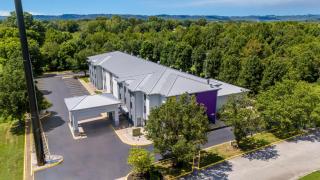 Spark by Hilton Sellersburg - 1