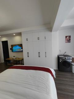 Posh Classy Luxurious Apartment with Pool and Gym - 9
